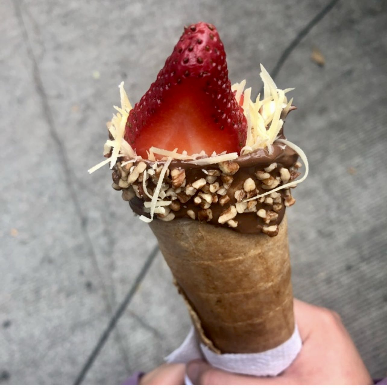 Marquesita de Nutella, nuez y fresa con queso